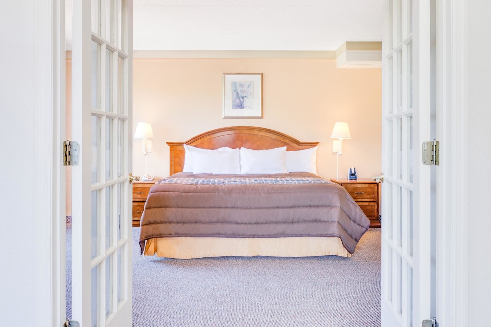 Days Inn By Wyndham Birmingham/West 12/32