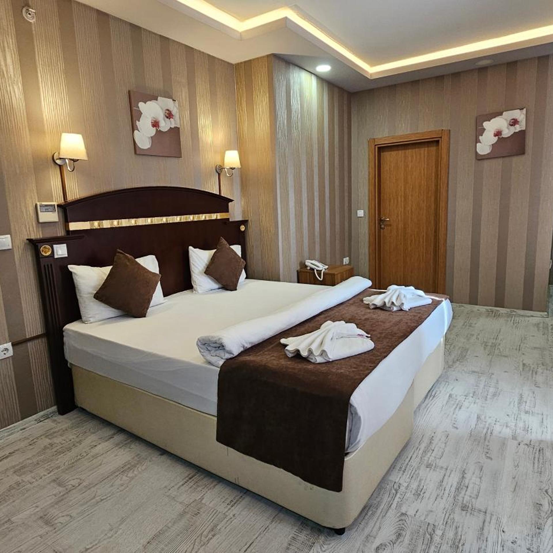 Deluxe, Double Bed, Lateral Side Sea View