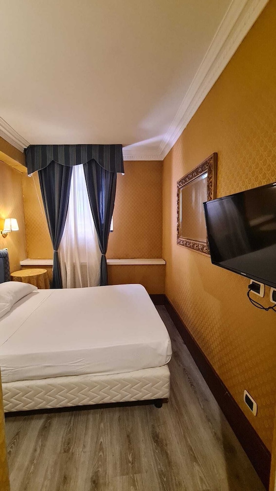 939 Hotel 10/52