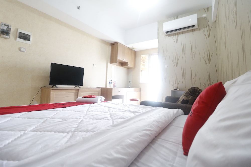 RedDoorz Apartment @ Green Lake View Ciputat 9/18