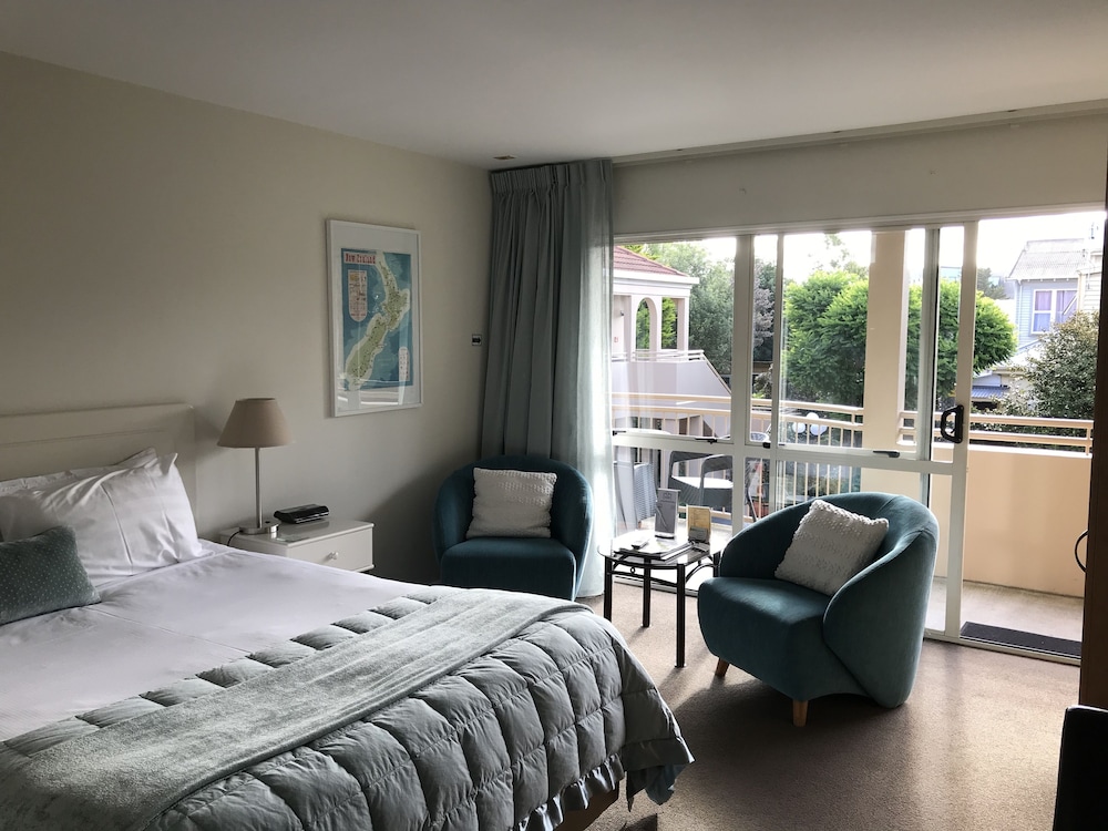STUDIO, QUEEN BED