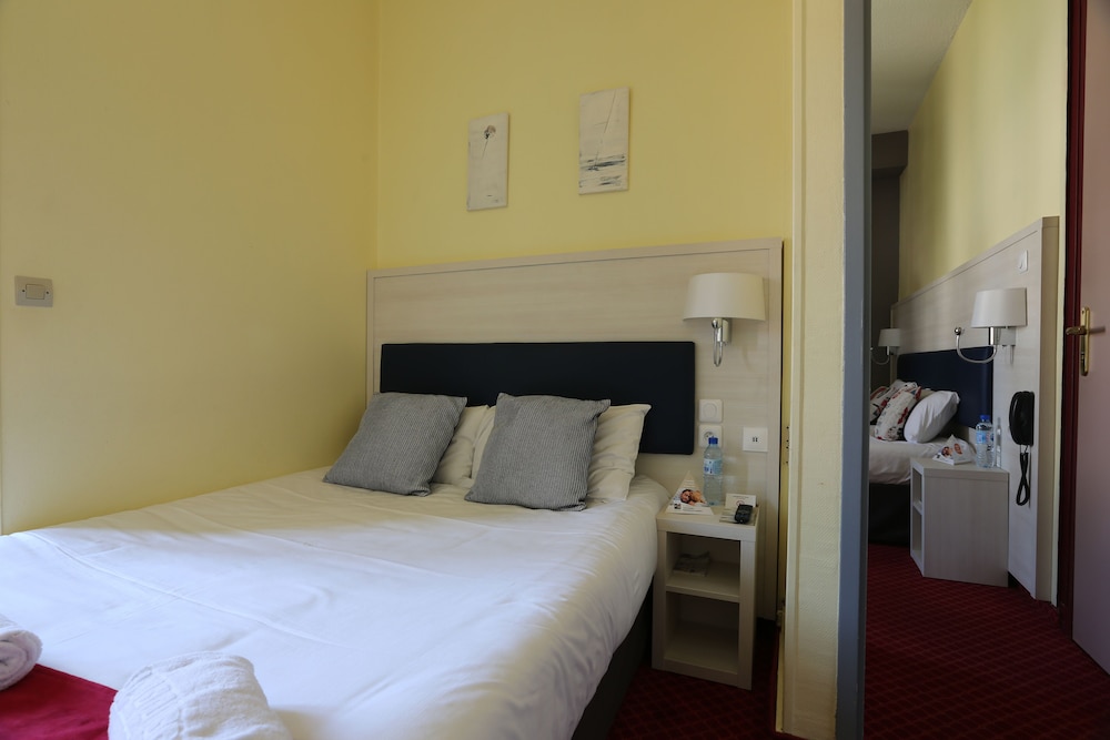 Brit Hotel Bleu Nuit 10/50