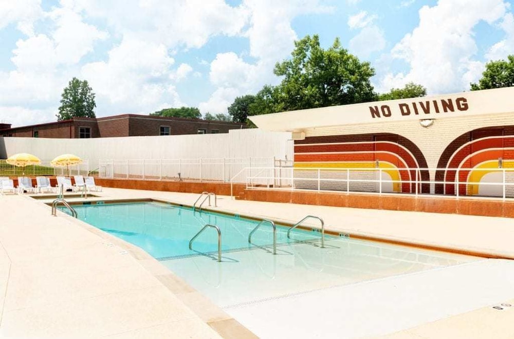 The Dive Motel & Swim Club 27/45