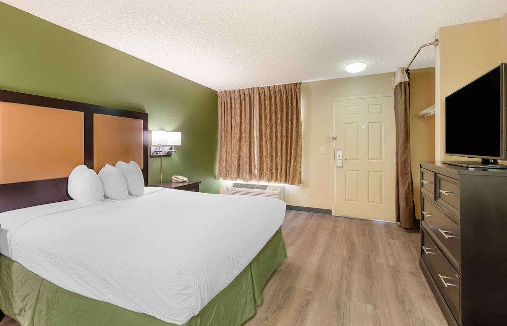 STUDIO, QUEEN BED