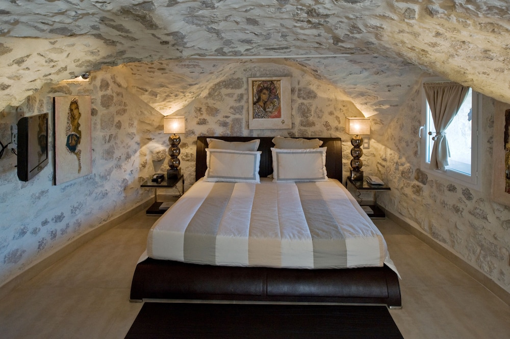Chateau De La Chevre D Or 12/55