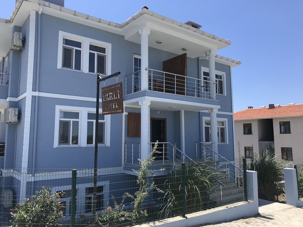 Parli Hotel 3/45