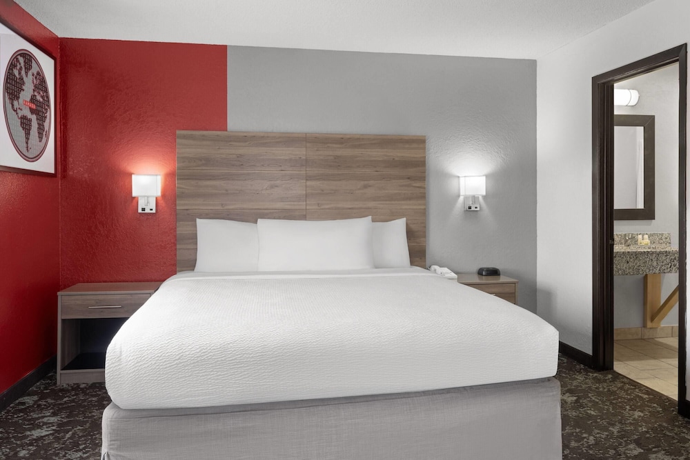 ROOM, KING BED