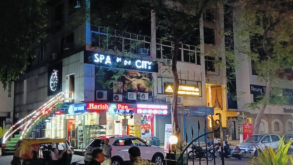 Hotel Crown Ahmedabad 2/43