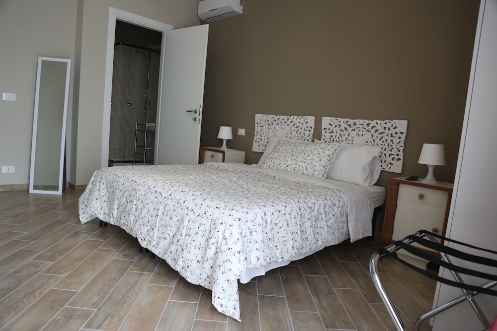 ROOM, DOUBLE OR TWIN BED, BALCONY