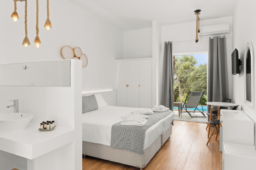 PREMIUM, DOUBLE BED, SHARED POOL