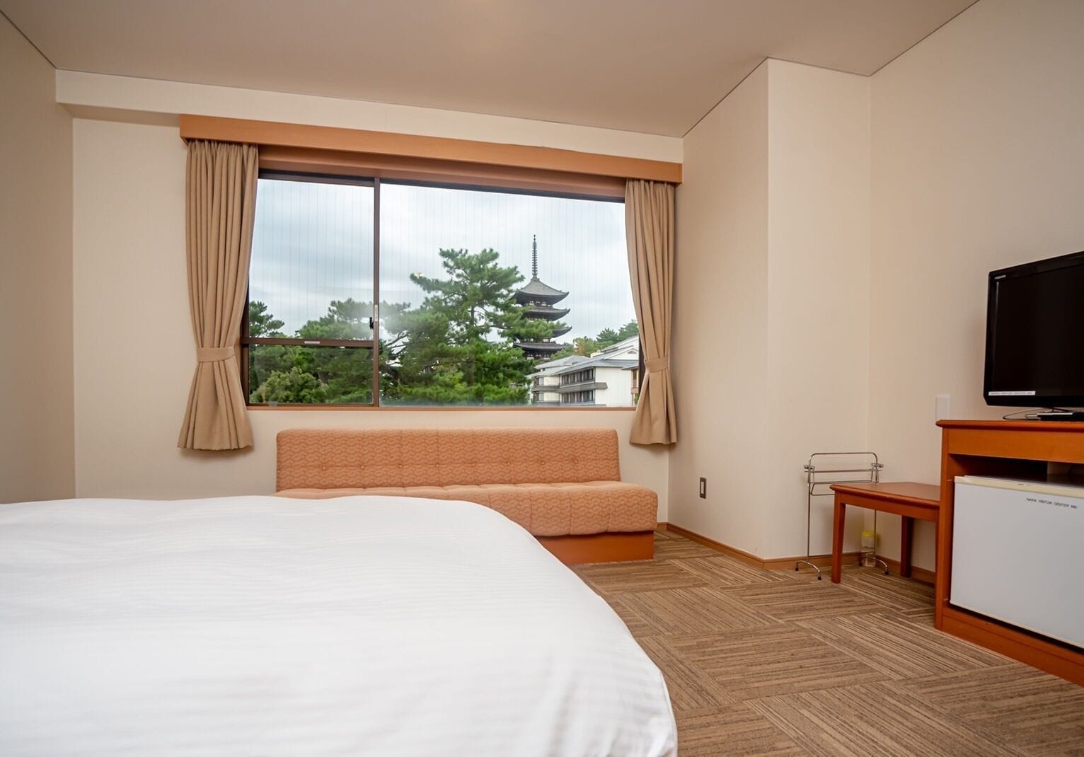 ROOM, TWIN BEDS