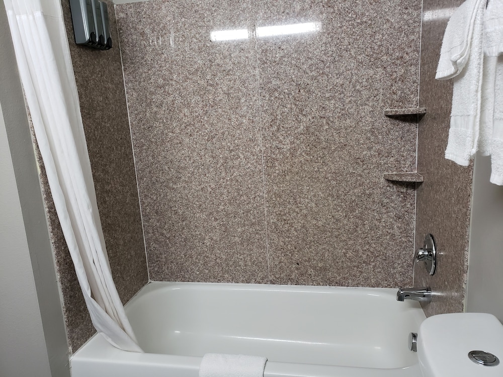 Days Inn Suites By Wyndham Cleburne Tx 38/42
