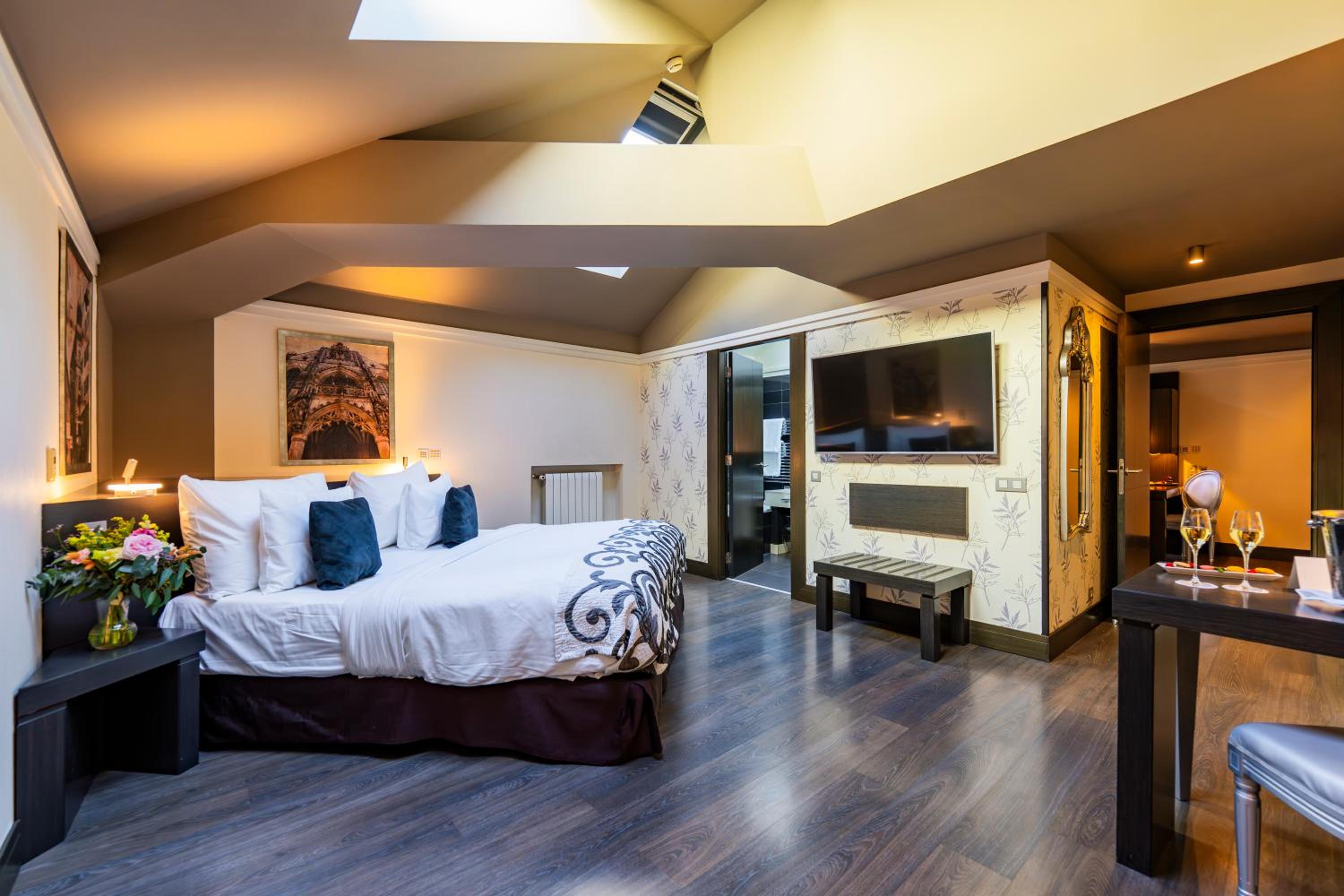 Superior, Attic