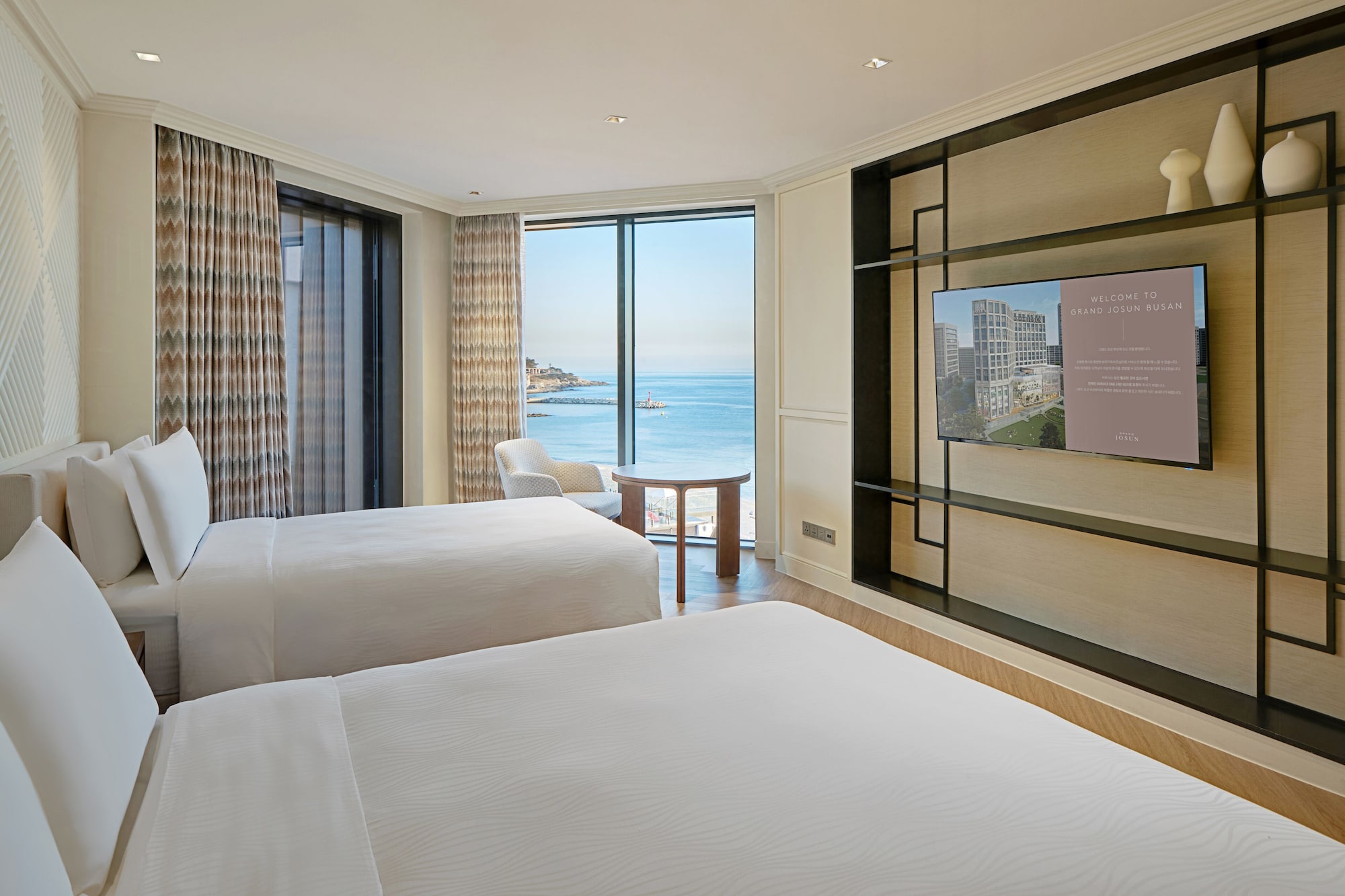 DELUXE, TWIN BEDS, PARTIAL OCEAN VIEW