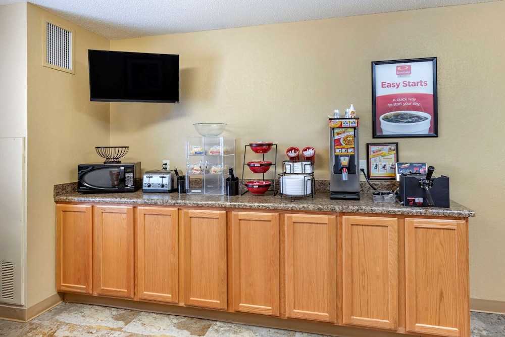 Econo Lodge Belle Fourche, SD 28/36