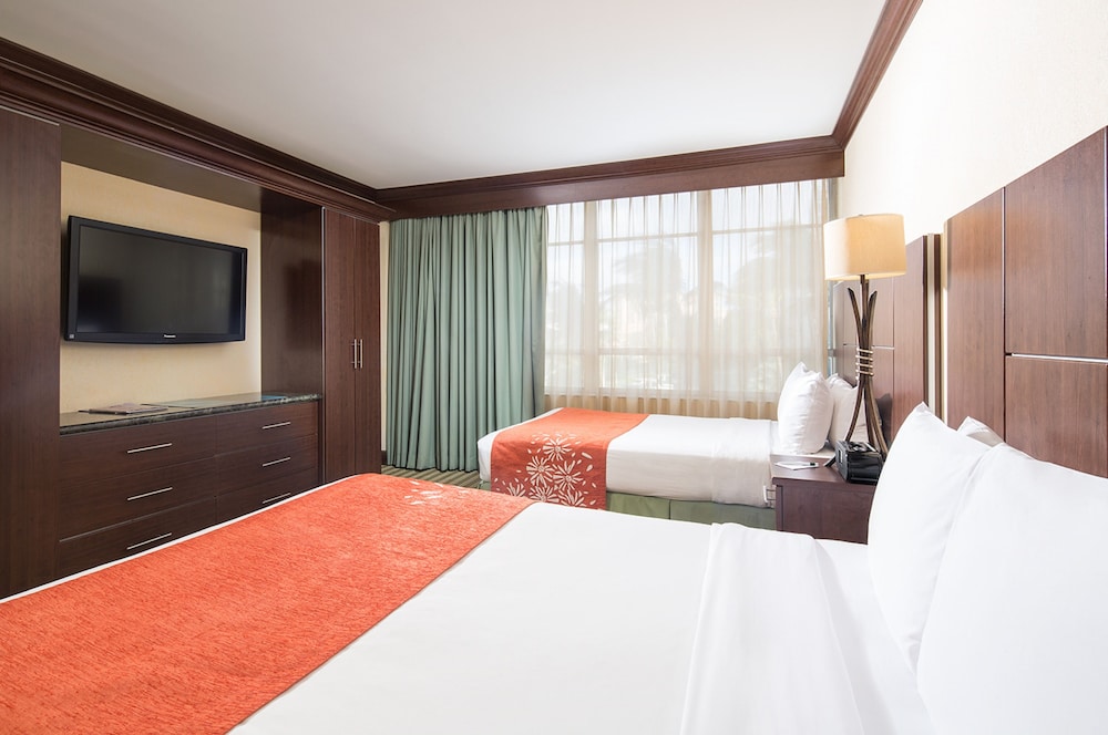 The Sunny Miami Sunny Isles Beach, Curio Collection by Hilton 8/34