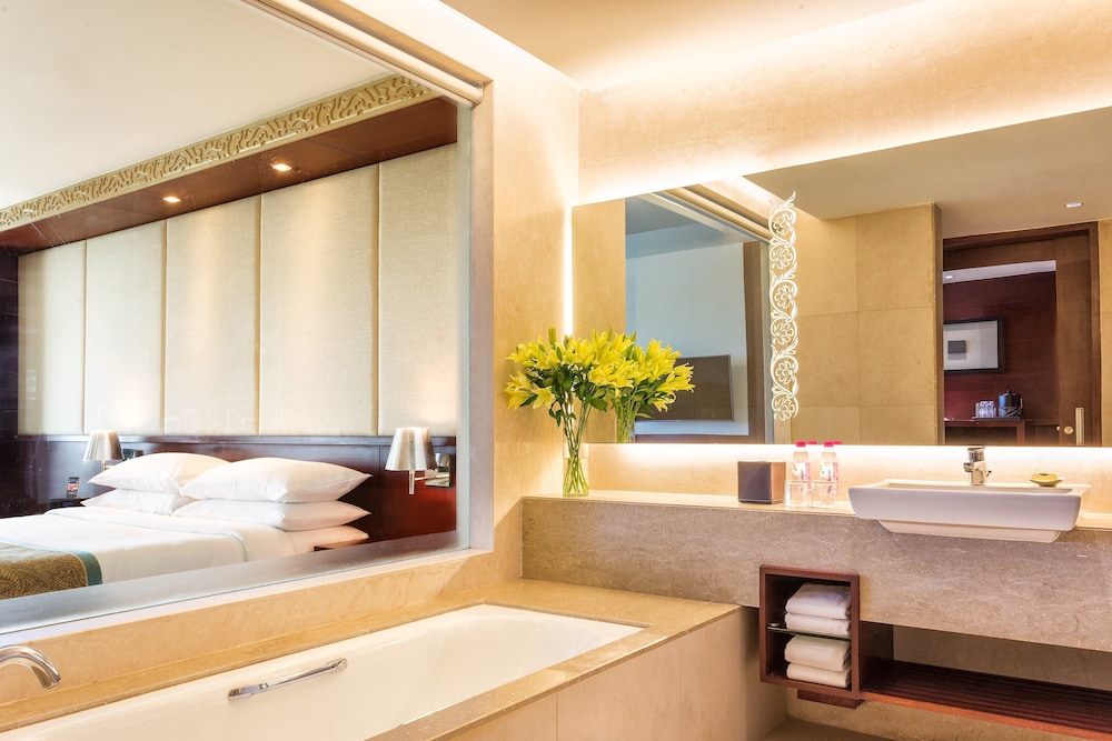 Crowne Plaza Ahmedabad City Centre 7/70