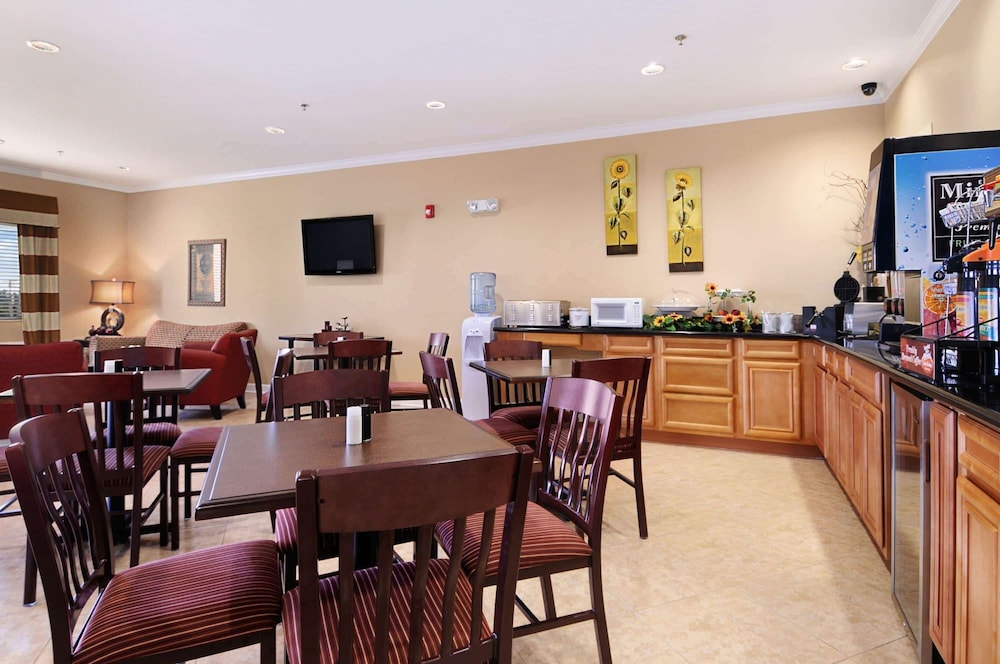 Days Inn & Suites By Wyndham Cabot 42/56