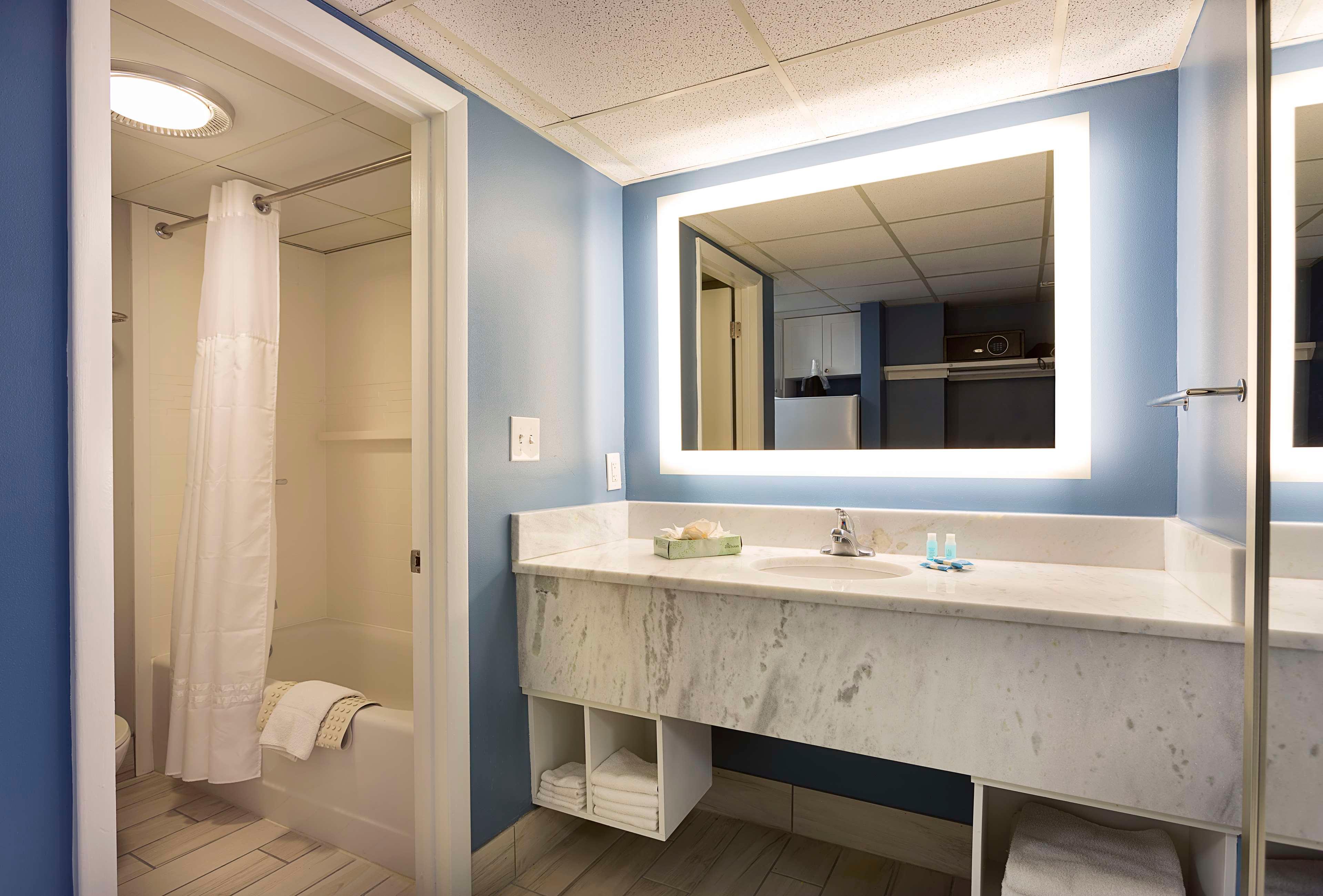 Efficiency, 2 Queen Beds, Ocean View, South Wing, Corner، Dayton House Resort, BW Signature Collection 2/4
