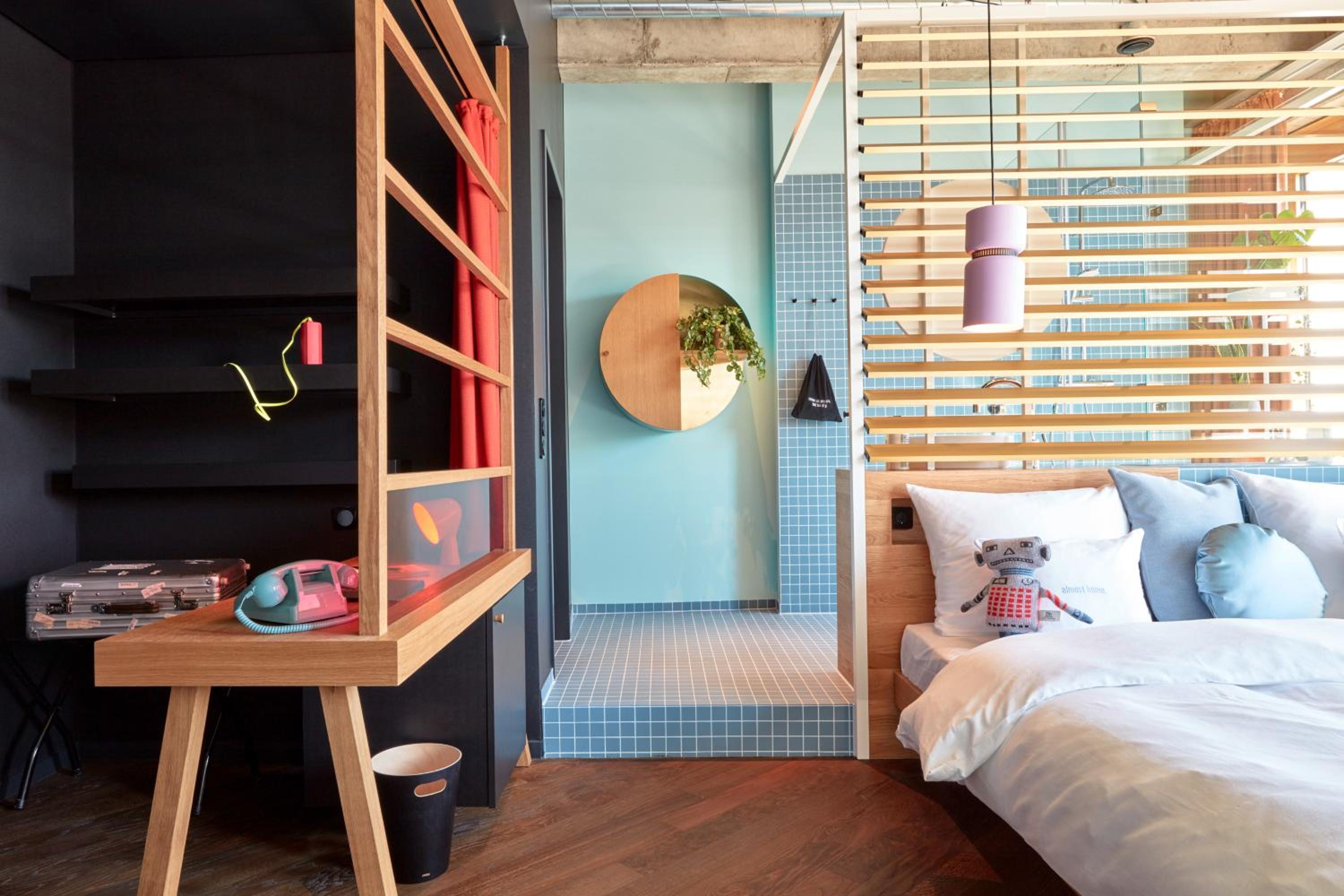 Medium, Circle, King Bed