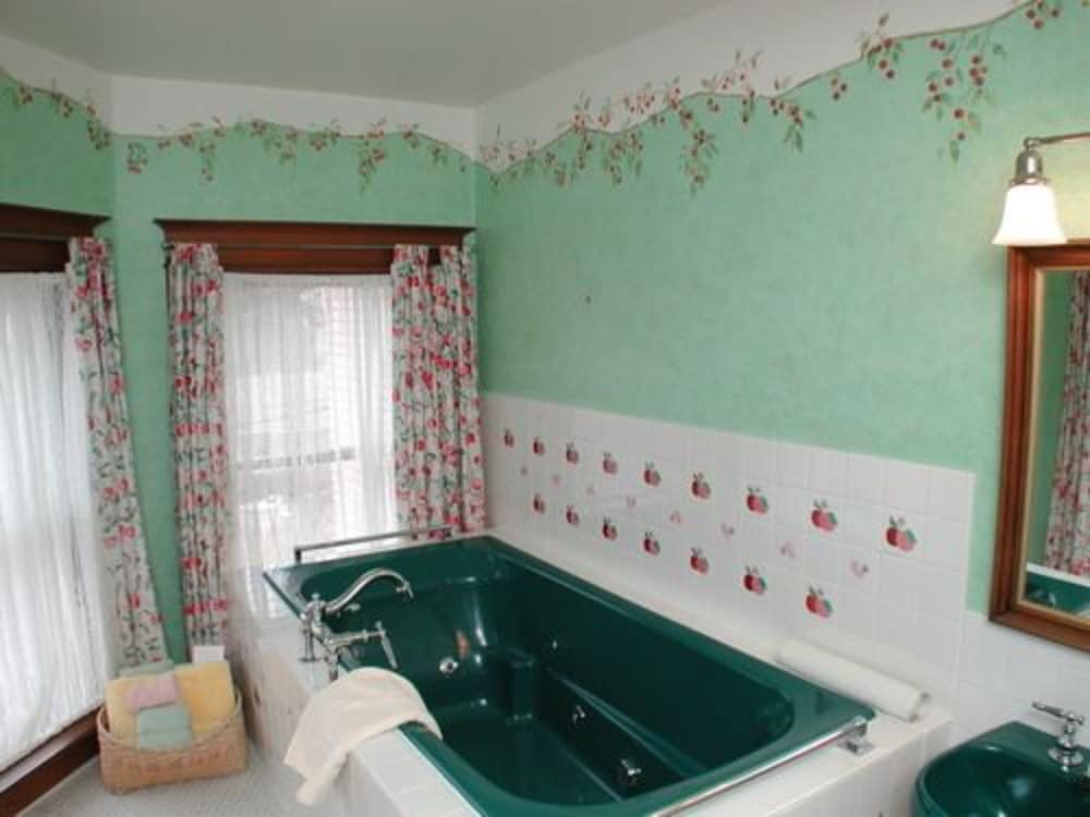 White Lace Inn 48/50