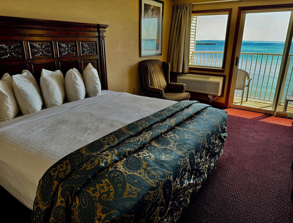غرفة ديلوكس بسرير كينج بإطلالة على البحيرة مع أريكة بحوض جاكوزي، Hamilton Inn Select Beachfront 5/7