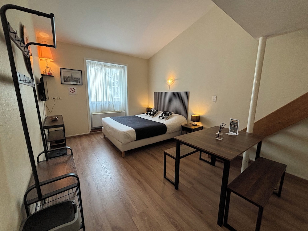 INTER-HOTEL LE VALOIS 8/50
