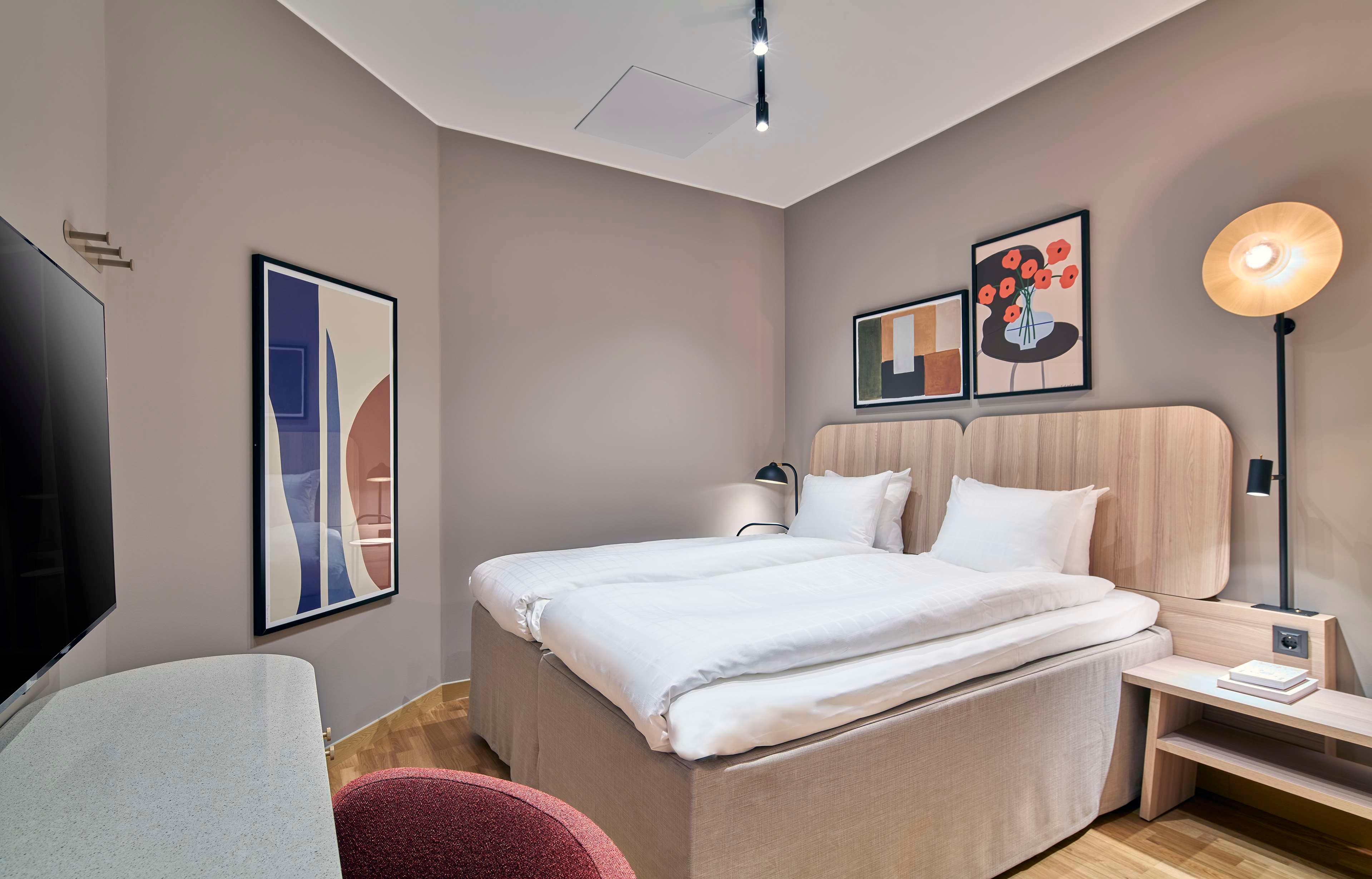 Room, Double Bed, No Window