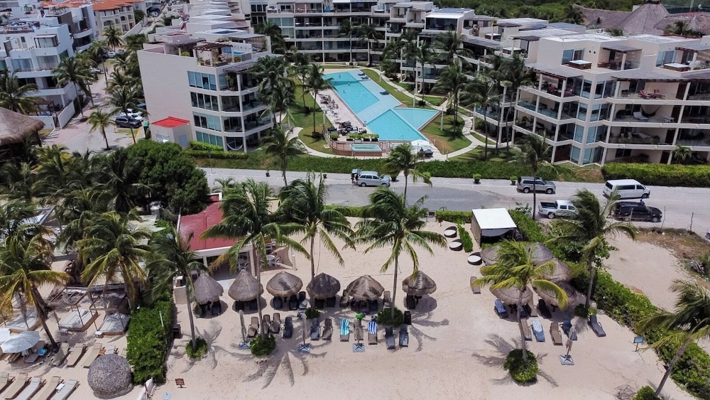 The Elements Oceanfront & Beachside Condo Hotel 47/50