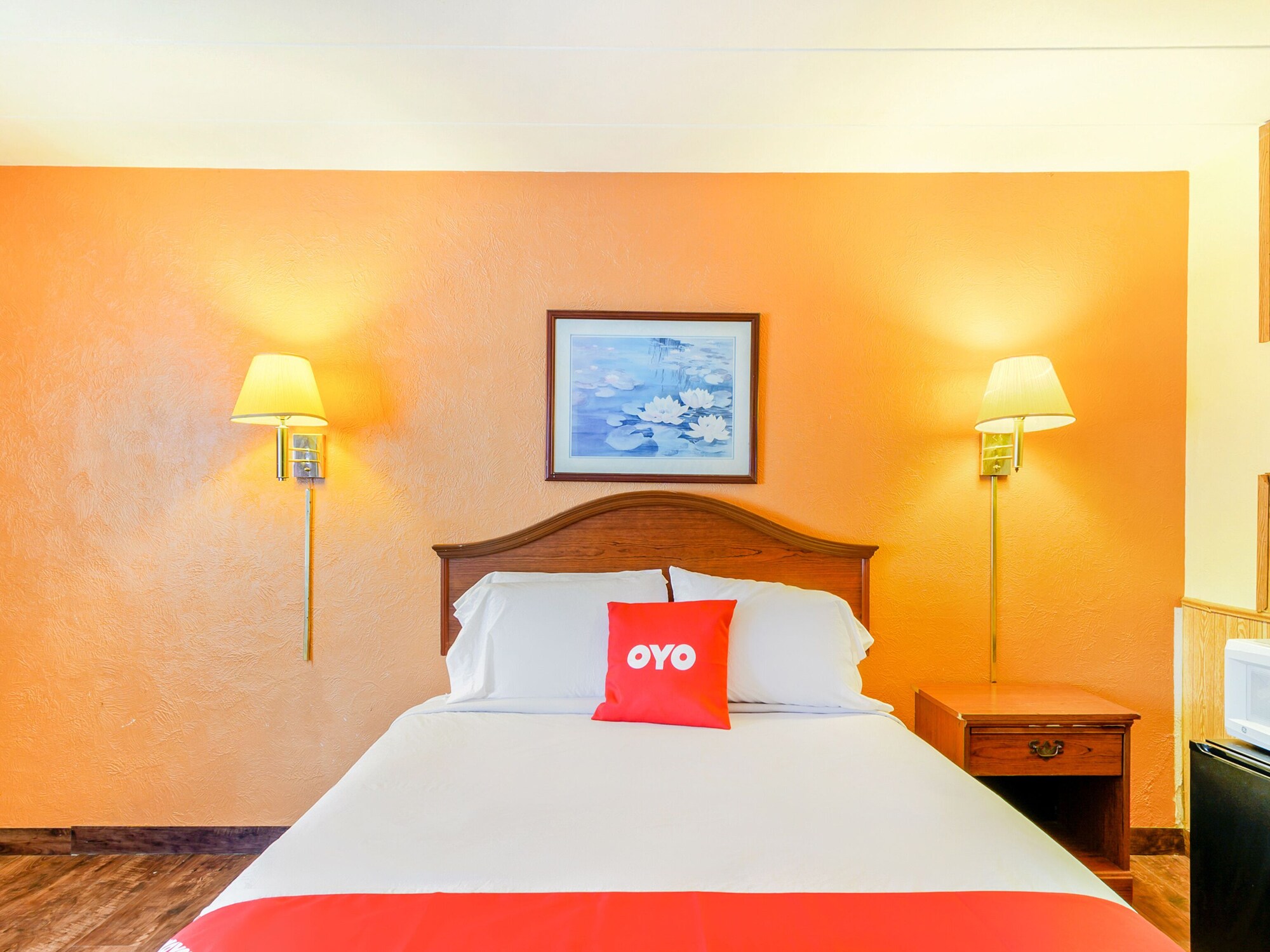 Single Bed, OYO Hotel Downtown Peoria I-74 4/10