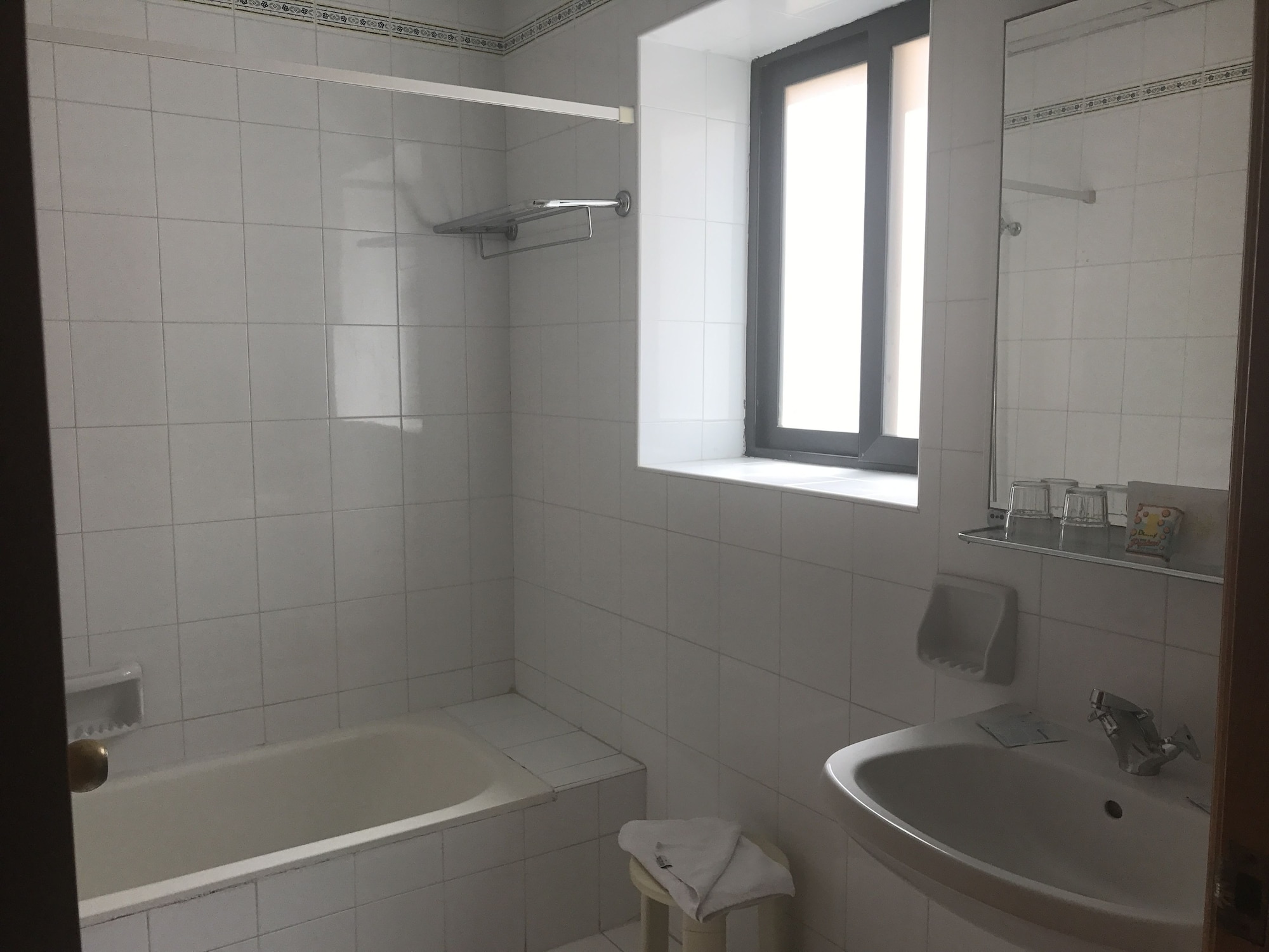 ROOM, SINGLE, DOUBLE OR TWIN BED