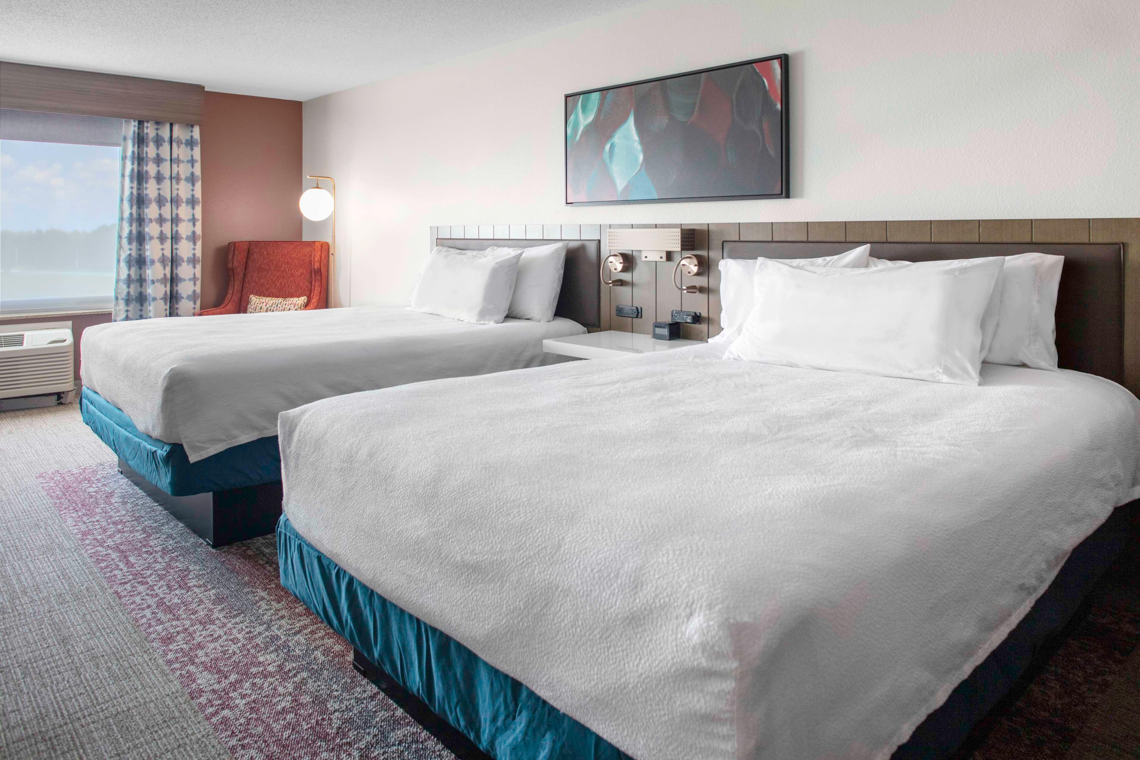 جناح بسريرين كوين بغرفة نوم واحدة مع أريكة، Hilton Garden Inn Roanoke Rapids 2/4