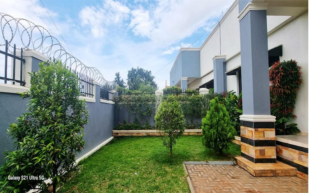 Saffron Beach Bistro & Cottages 40/50