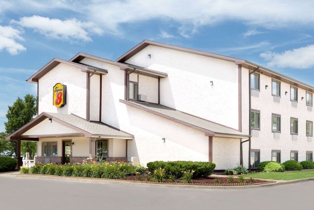 Super 8 Motel Boone 2/26