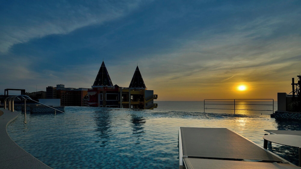 Lequ Okinawa Chatan Spa And Resort 68/70