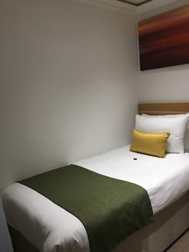 Queens Park Hotel 38/60