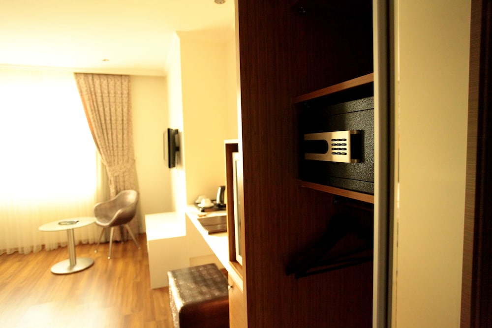 Edis Premier Hotel 18/37