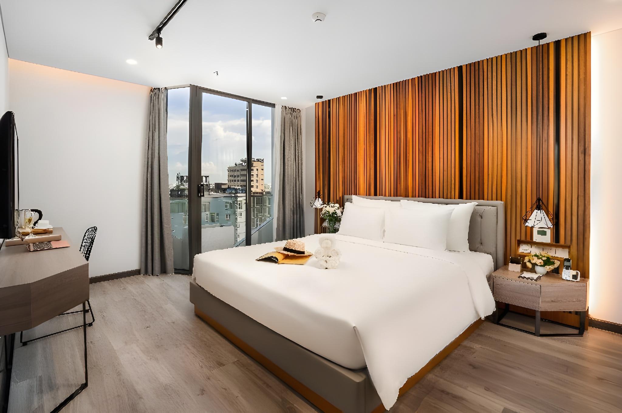 Deluxe, Double Bed, Partial River View