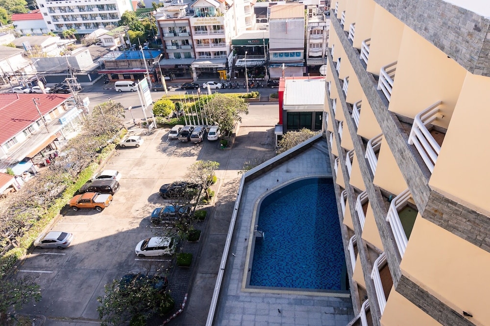 City Beach Resort 45/49