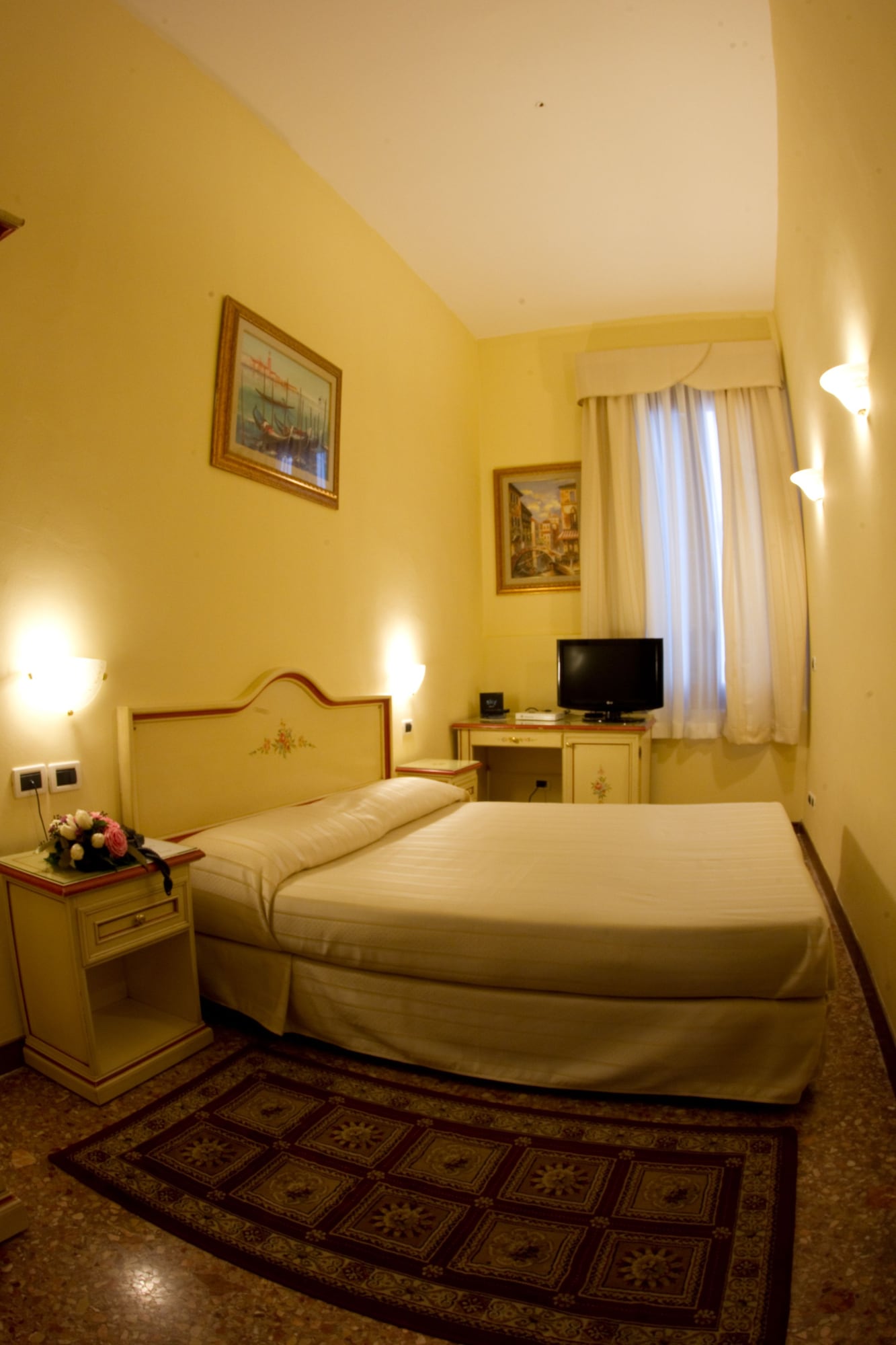ROOM, DOUBLE BED