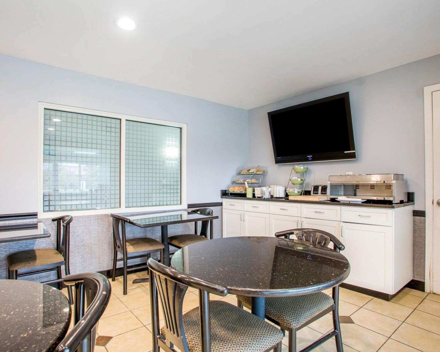 Quality Inn and Suites North Polaris 14/18