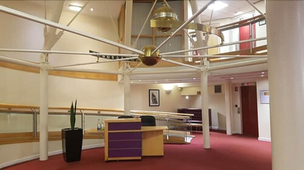 Pendulum Hotel 50/68