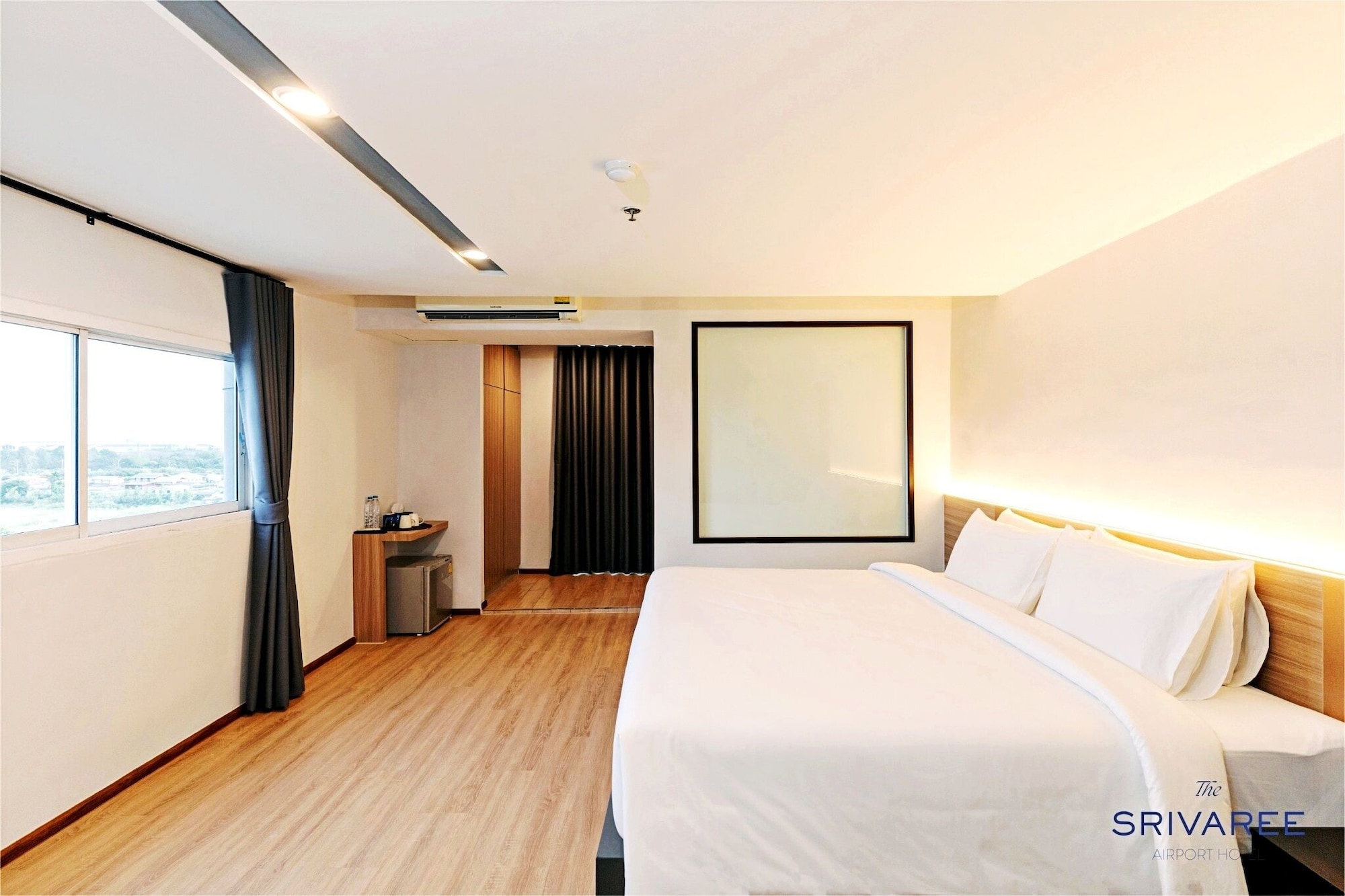 DELUXE, KING BED