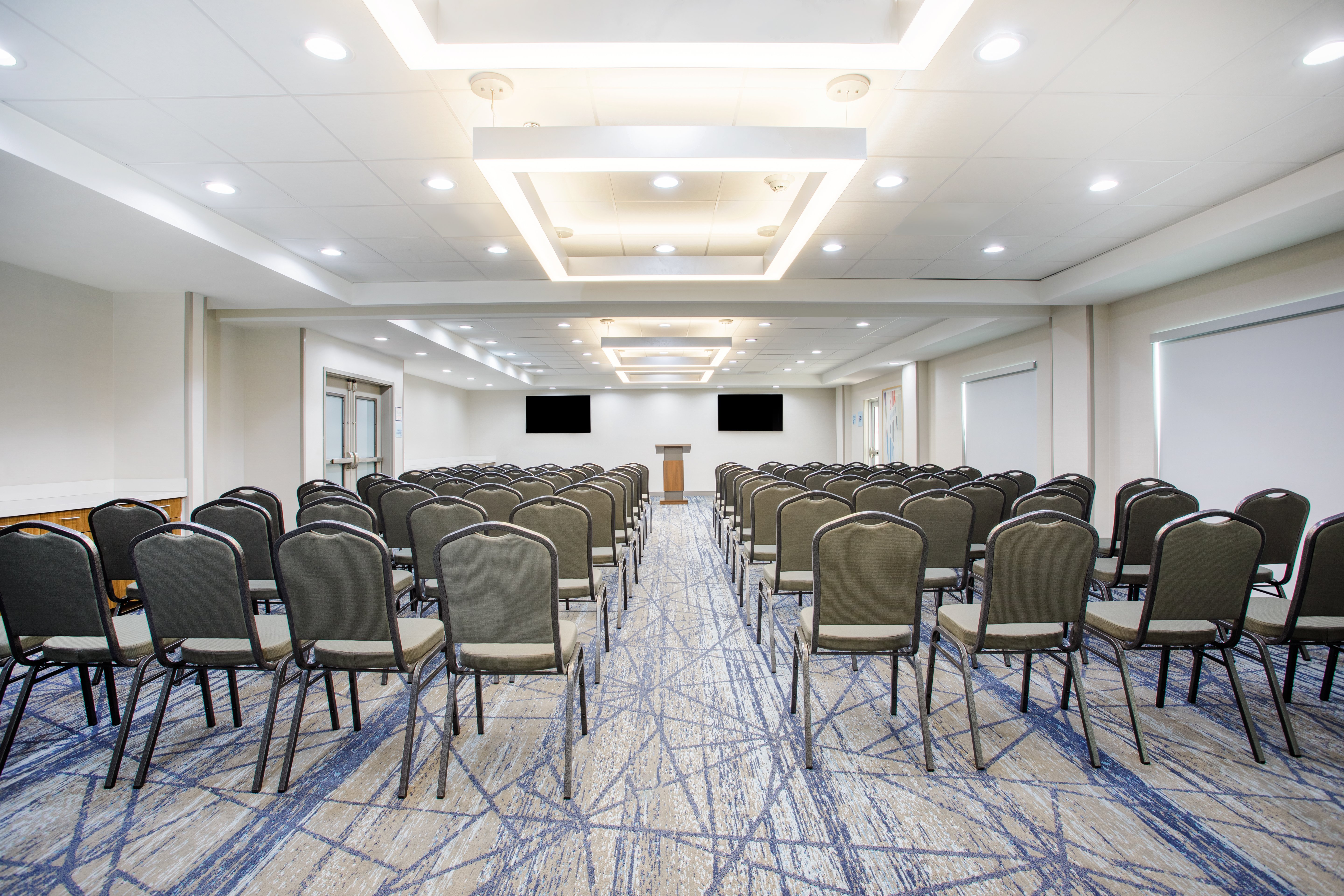 Holiday Inn Express & Suites Tampa Stadium Airport Area 24/36
