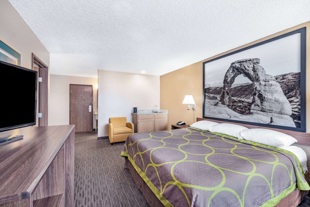 Suite, 2 King Beds, Super 8 by Wyndham Richfield UT 3/7