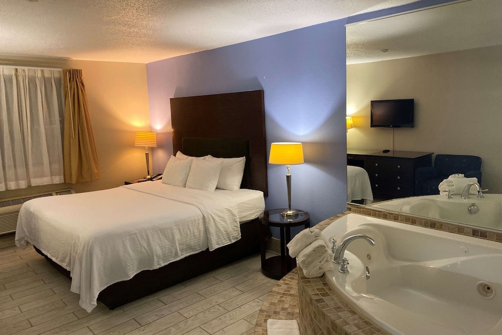 Days Inn and Suites by Wyndham Hammond, IN 14/50