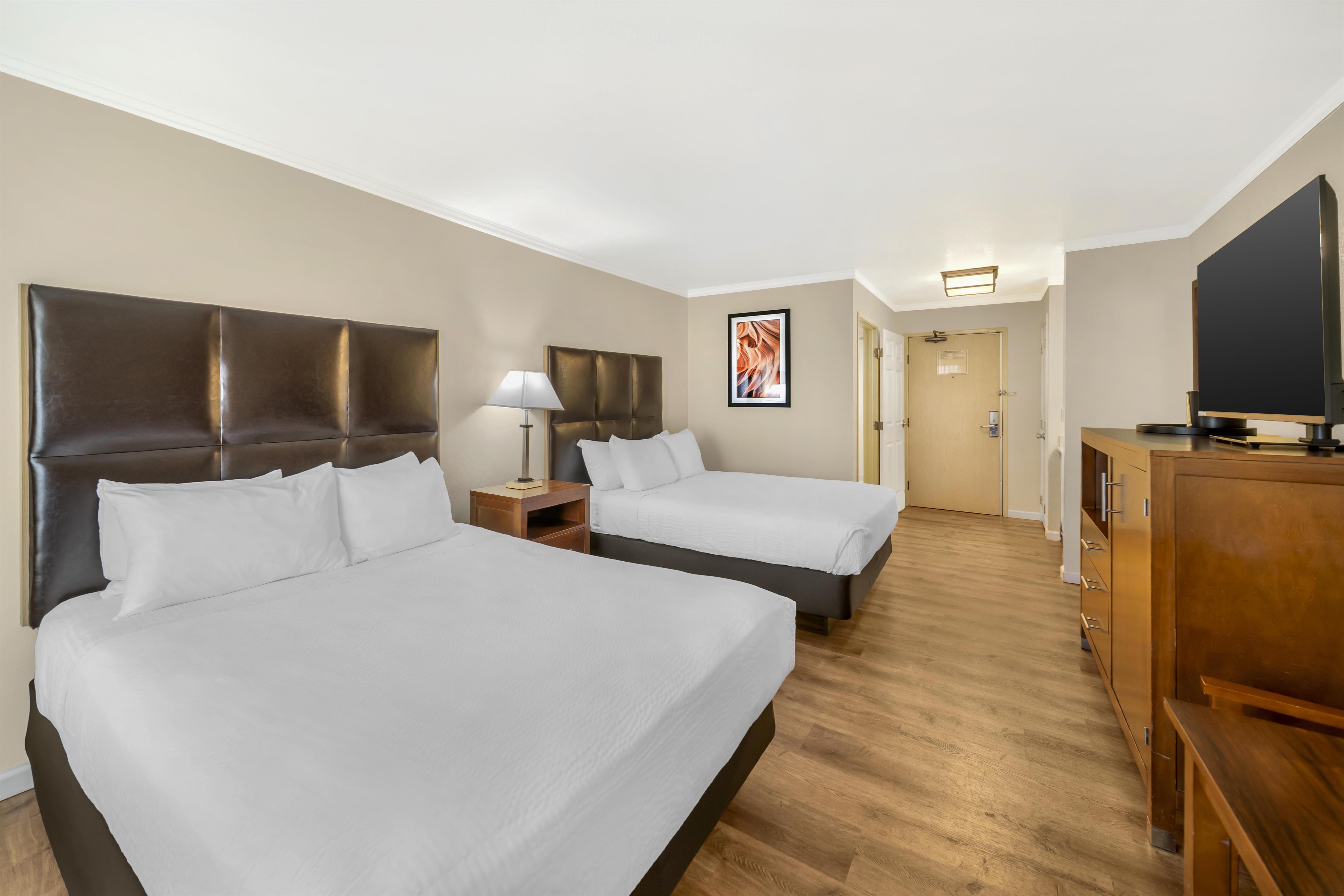 غرفة داخلية بسريرين كوين بشرفة، Best Western Plus Northwoods Inn 3/6