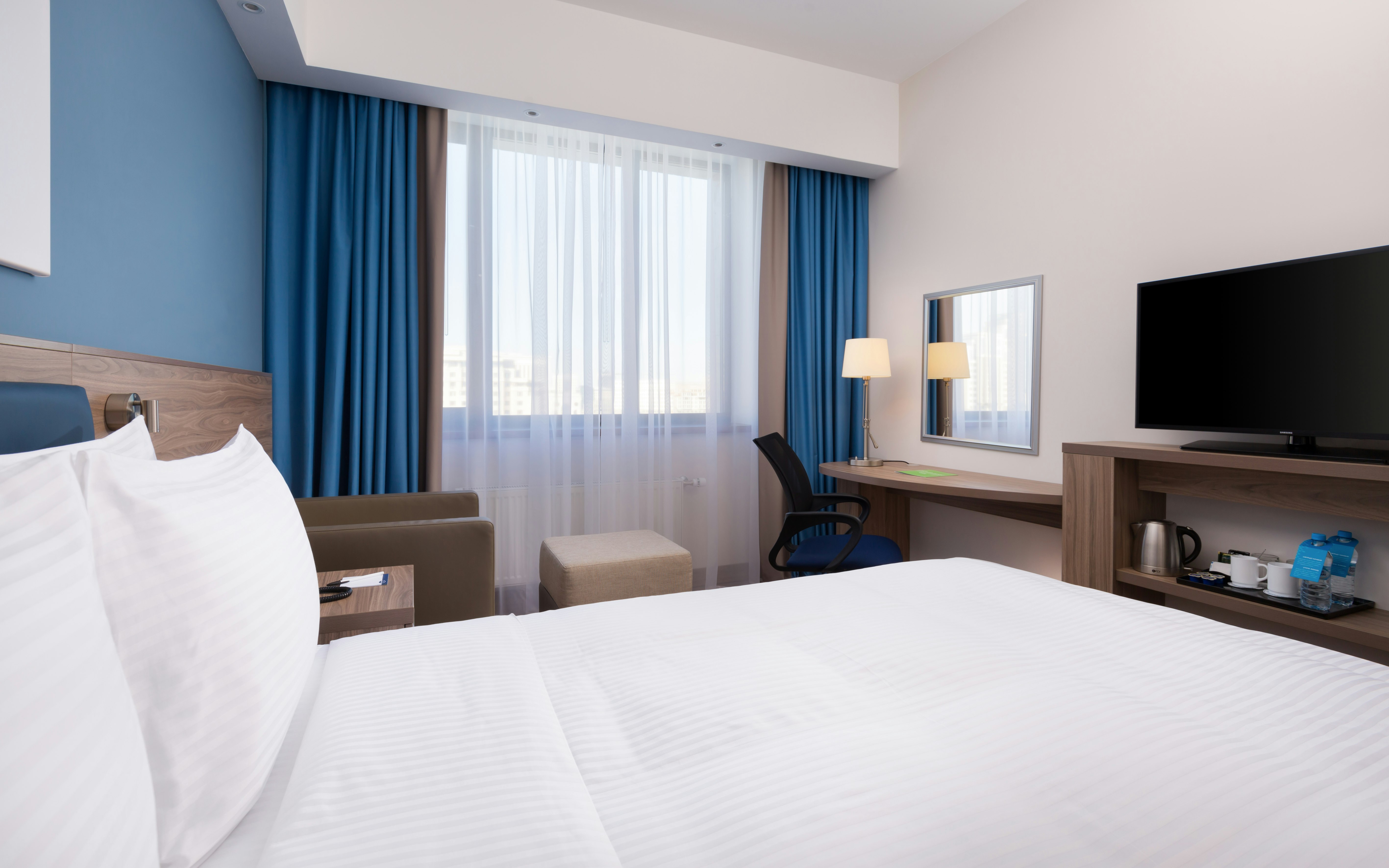 ROOM, QUEEN BED