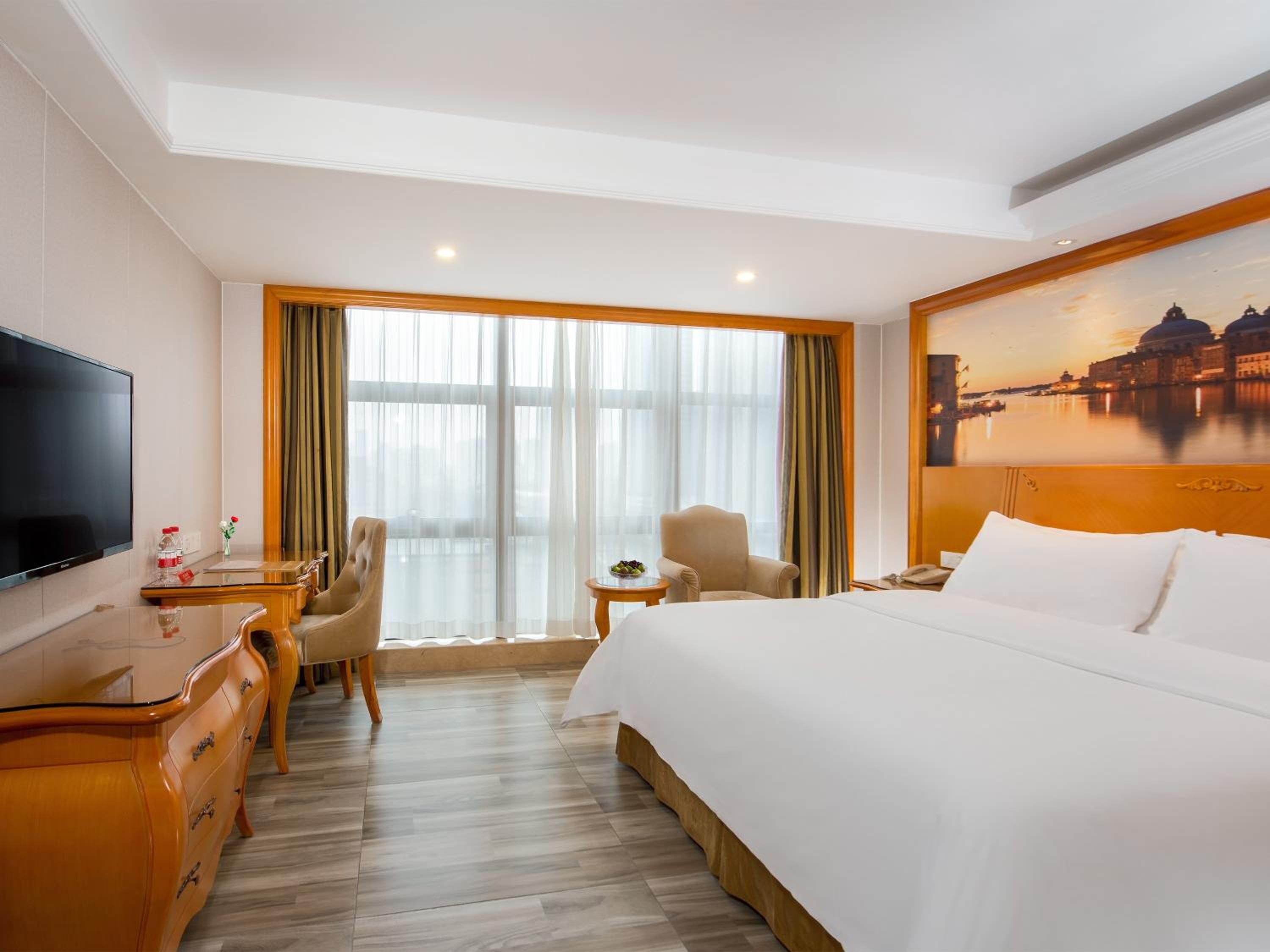 Vienna Hotel (Shenzhen Jixiang Metro Staion) 13/23