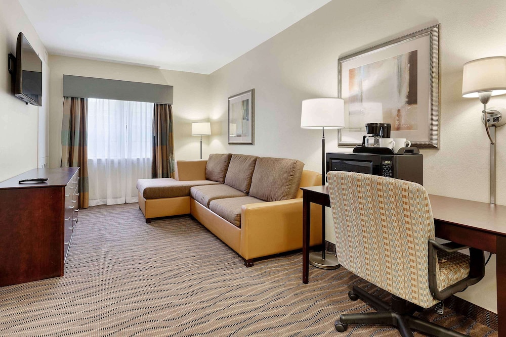 Crestwood Suites Lakeland 44/63
